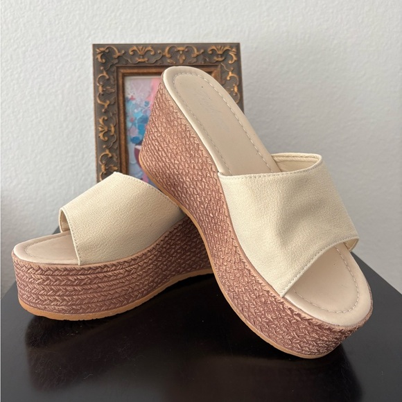 Women's Cream Wedge Sandals - Picture 2 of 3